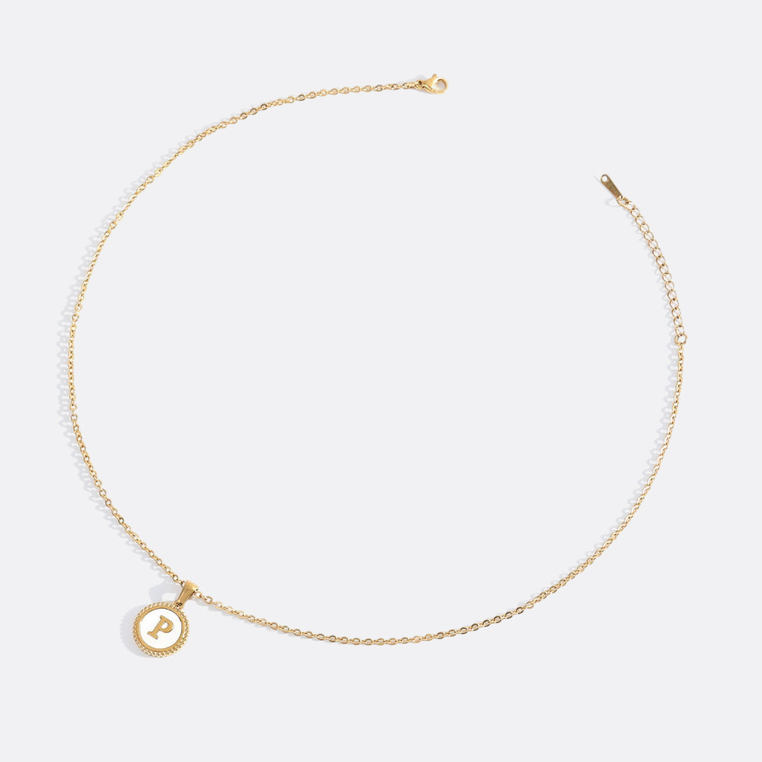 Collana con lettera a disco in madreperla con catena a maglie