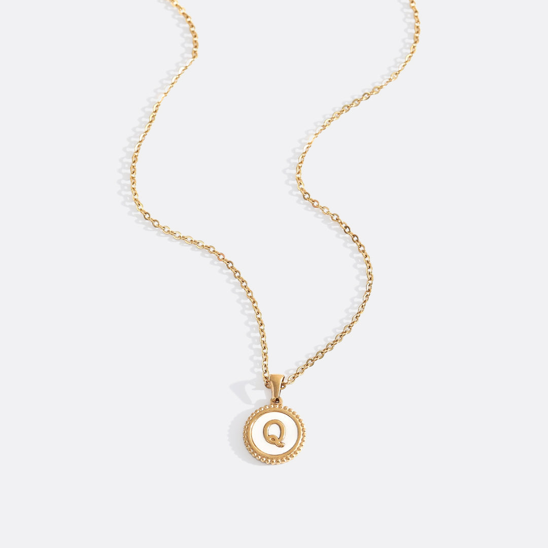 Collana con lettera a disco in madreperla con catena a maglie
