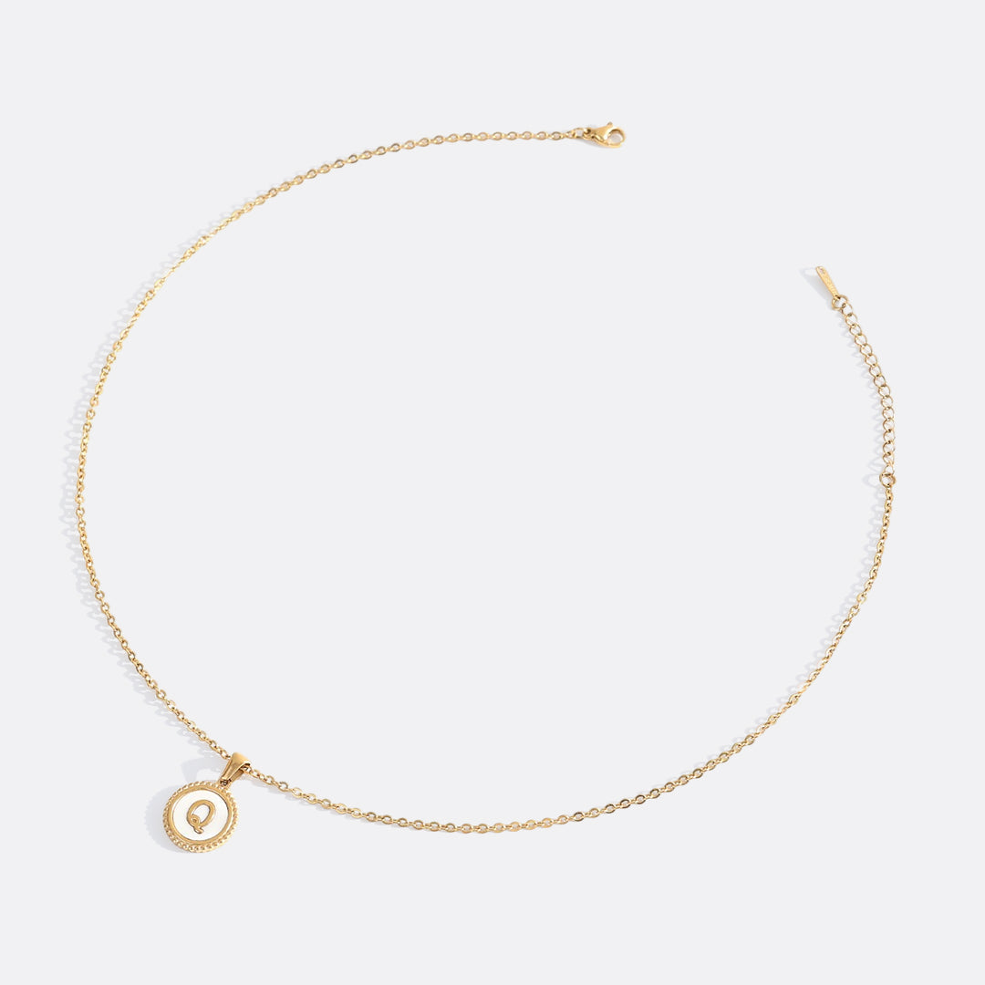Collana con lettera a disco in madreperla con catena a maglie