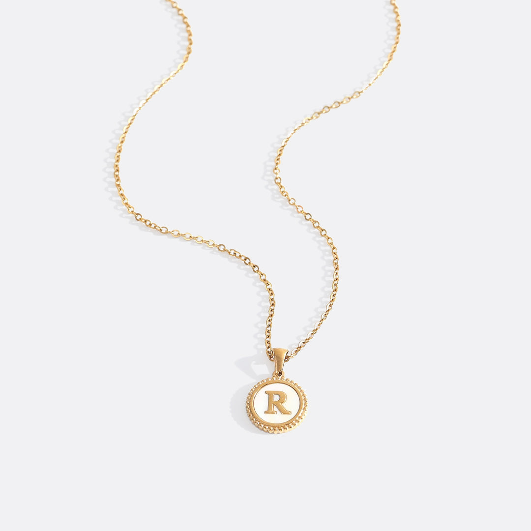 Collana con lettera a disco in madreperla con catena a maglie