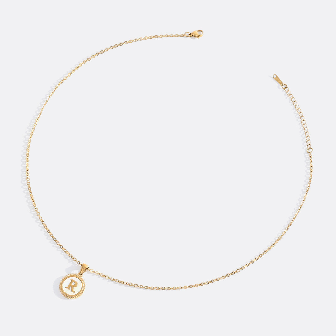 Collana con lettera a disco in madreperla con catena a maglie