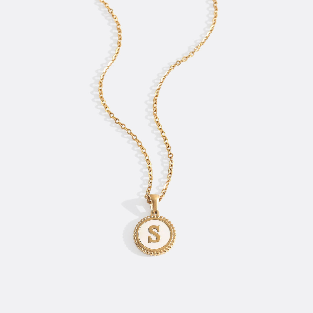 Collana con lettera a disco in madreperla con catena a maglie