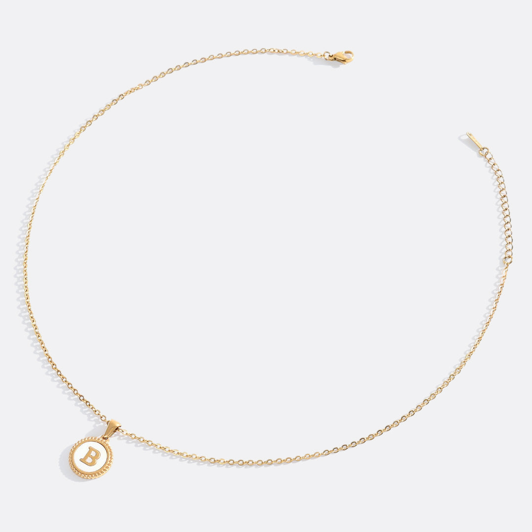 Collana con lettera a disco in madreperla con catena a maglie