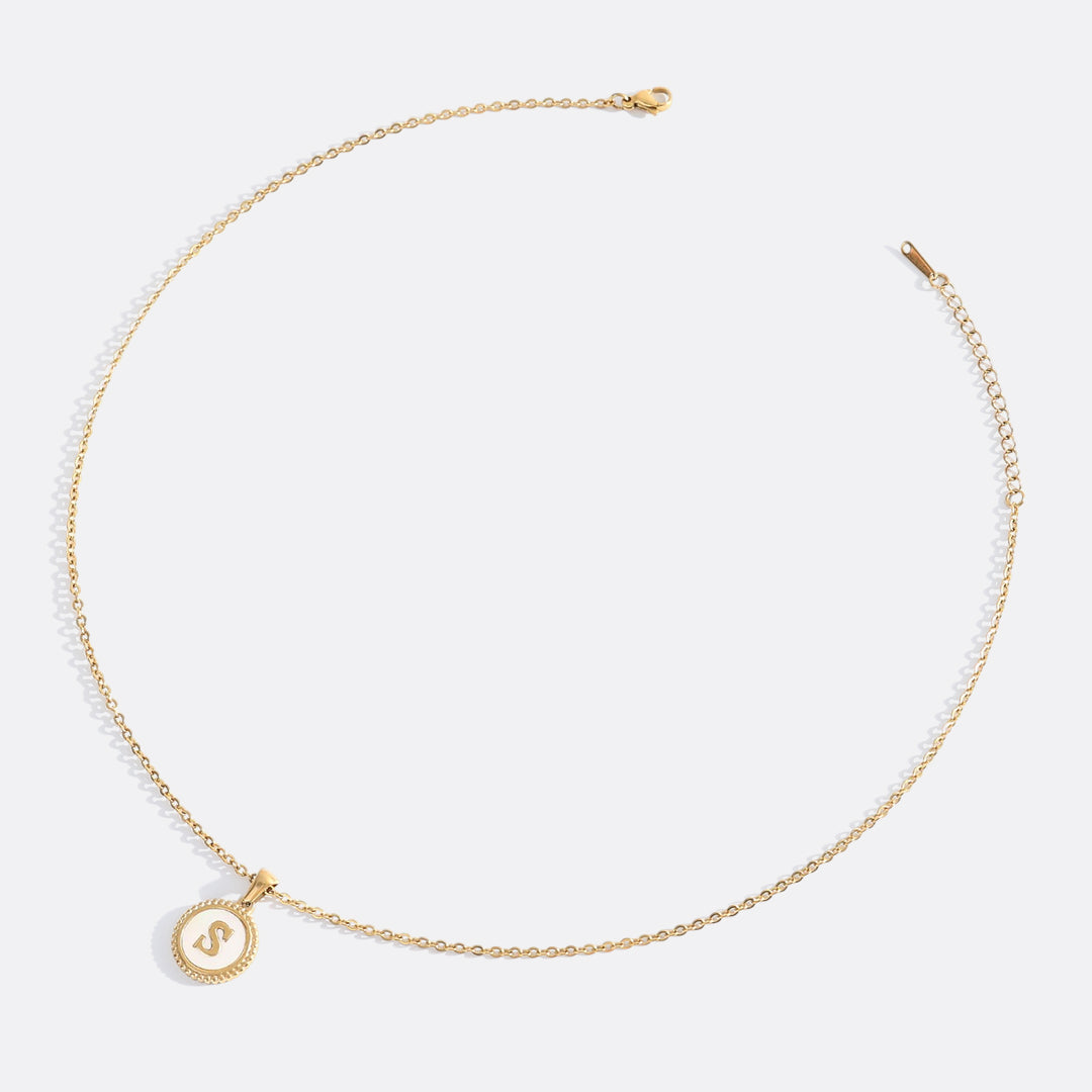 Collana con lettera a disco in madreperla con catena a maglie