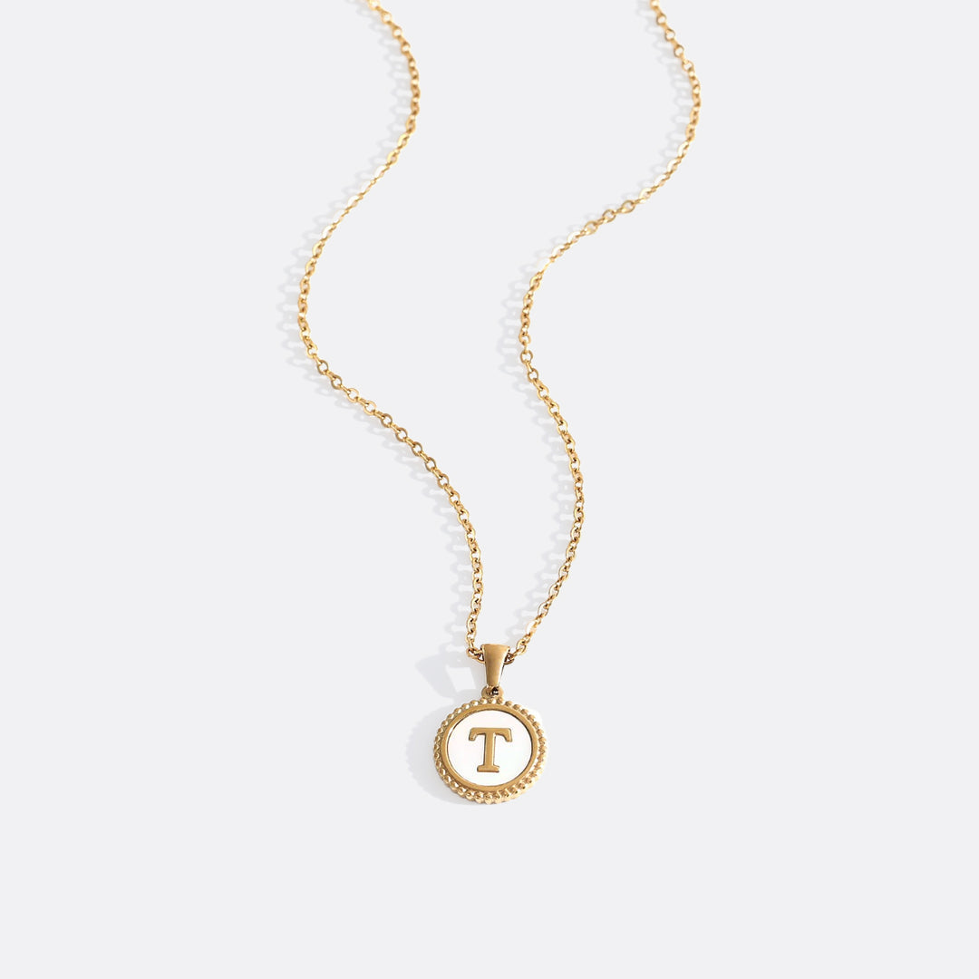 Collana con lettera a disco in madreperla con catena a maglie