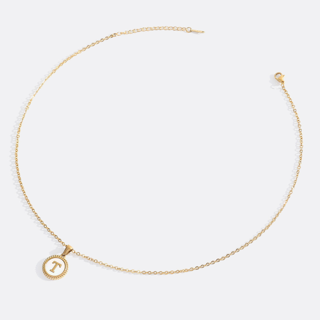 Collana con lettera a disco in madreperla con catena a maglie