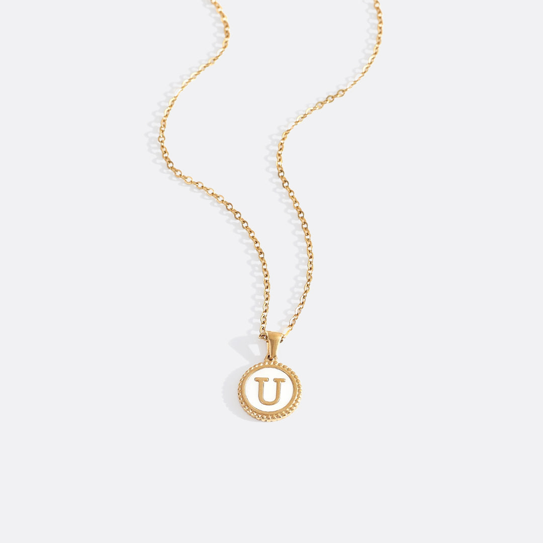 Collana con lettera a disco in madreperla con catena a maglie