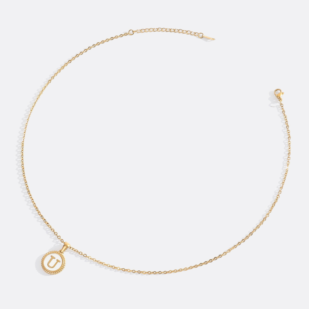 Collana con lettera a disco in madreperla con catena a maglie
