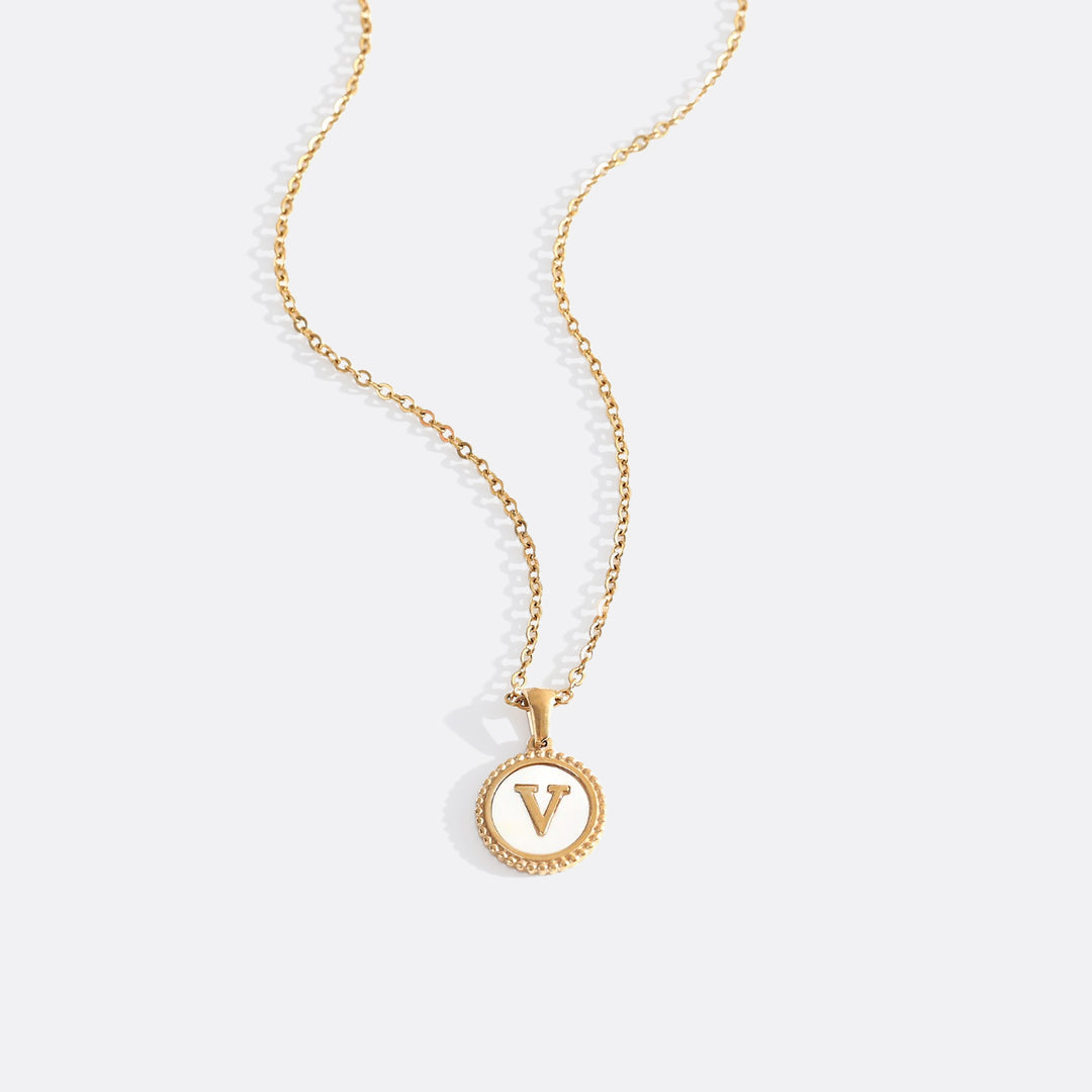 Collana con lettera a disco in madreperla con catena a maglie