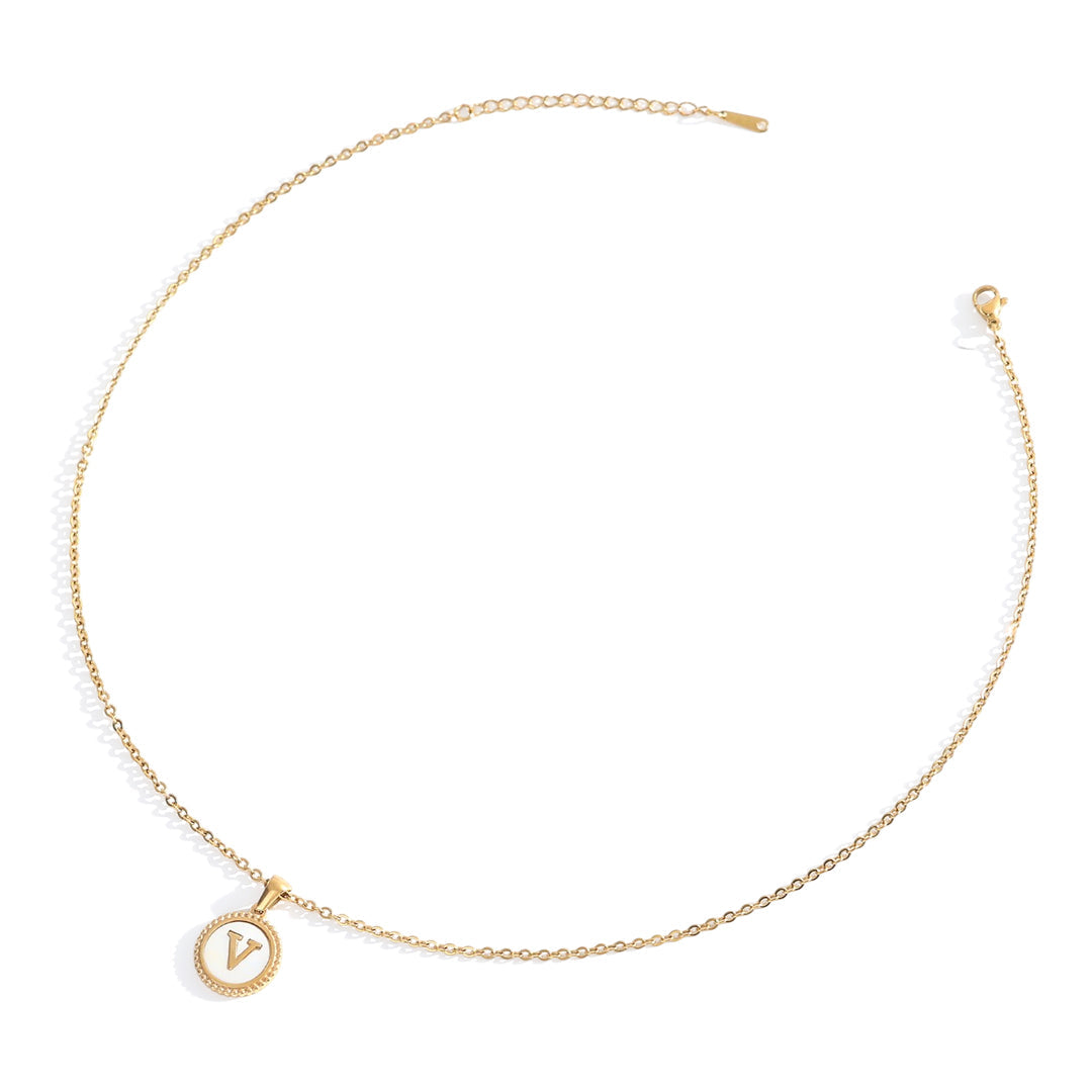 Collana con lettera a disco in madreperla con catena a maglie
