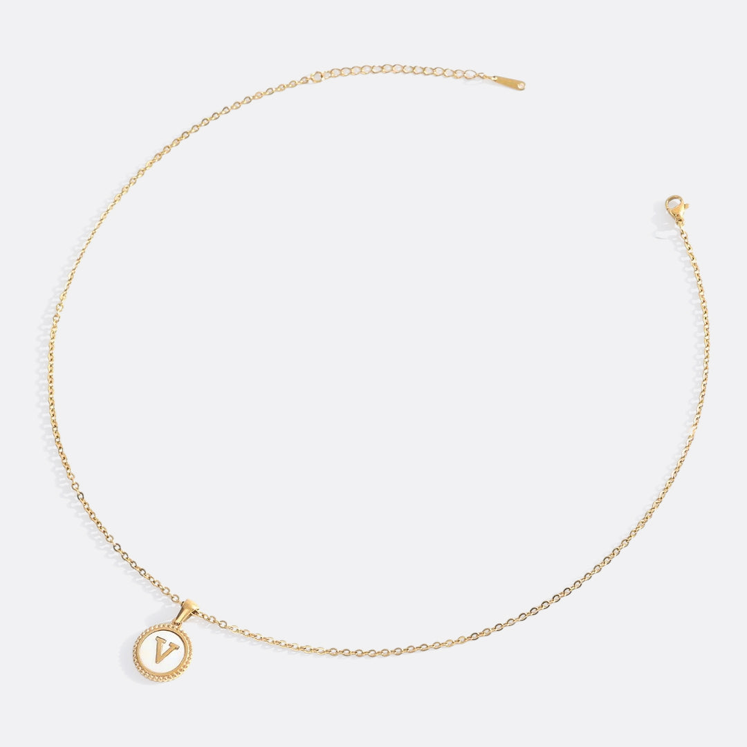 Collana con lettera a disco in madreperla con catena a maglie