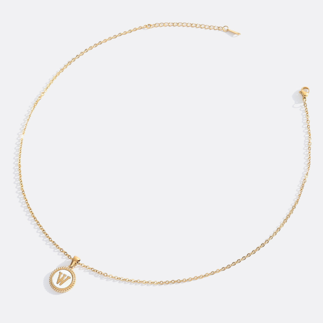 Collana con lettera a disco in madreperla con catena a maglie
