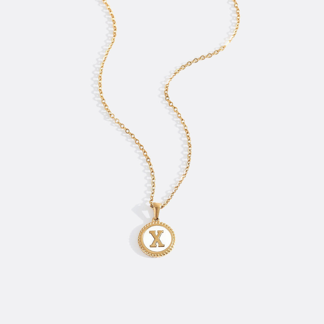 Collana con lettera a disco in madreperla con catena a maglie