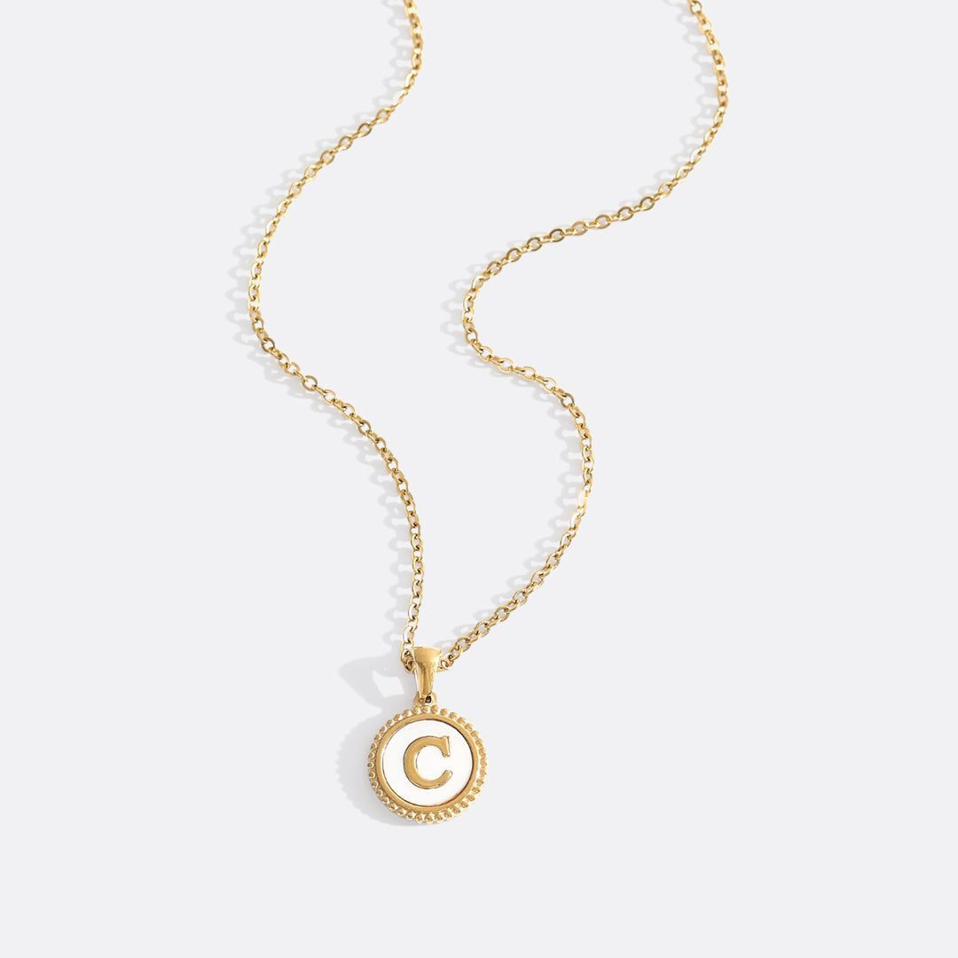 Collana con lettera a disco in madreperla con catena a maglie