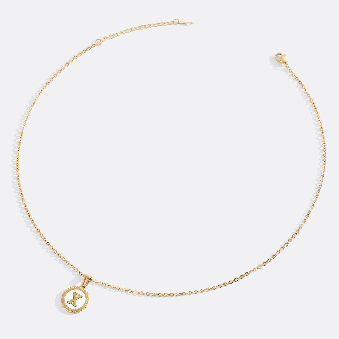 Collana con lettera a disco in madreperla con catena a maglie