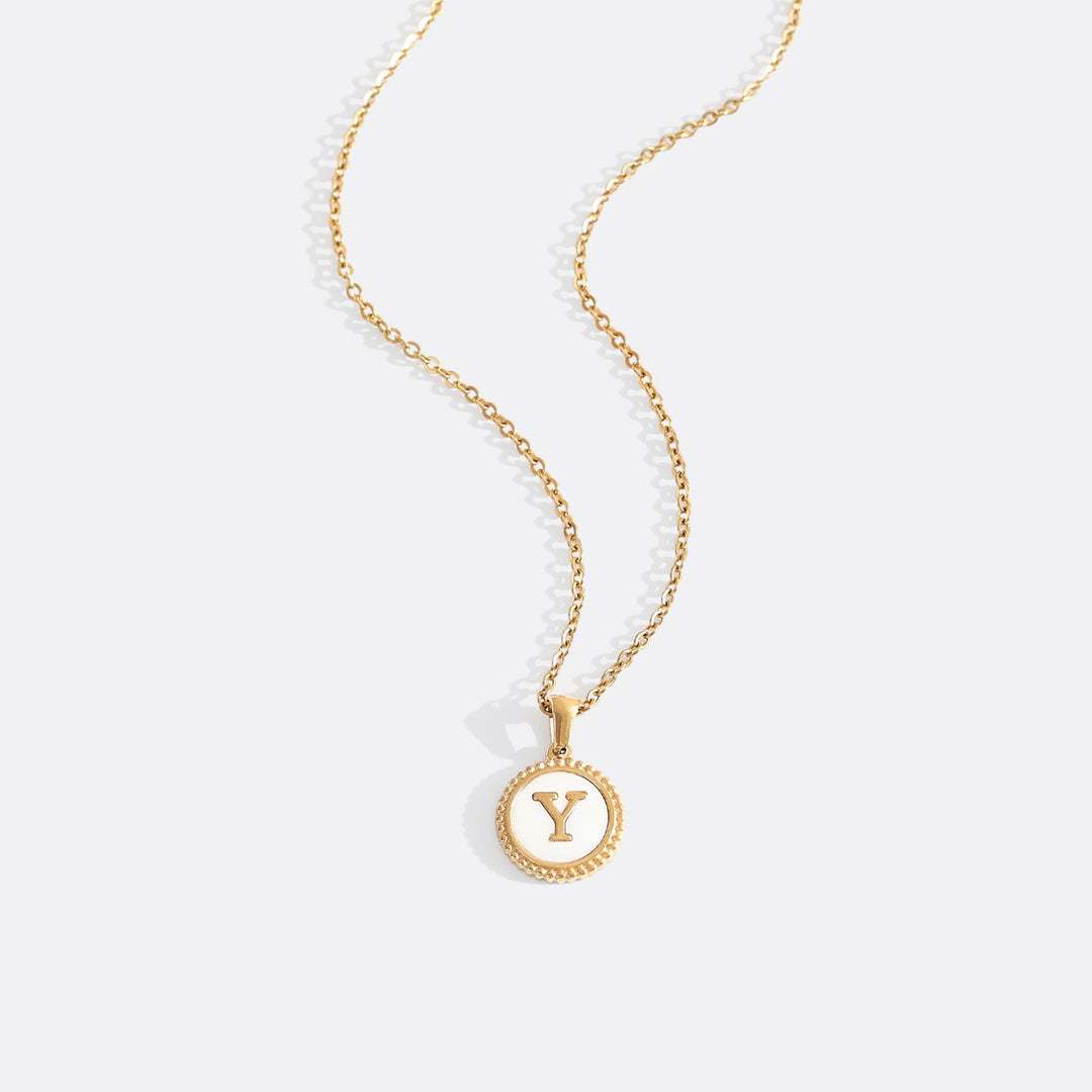 Collana con lettera a disco in madreperla con catena a maglie