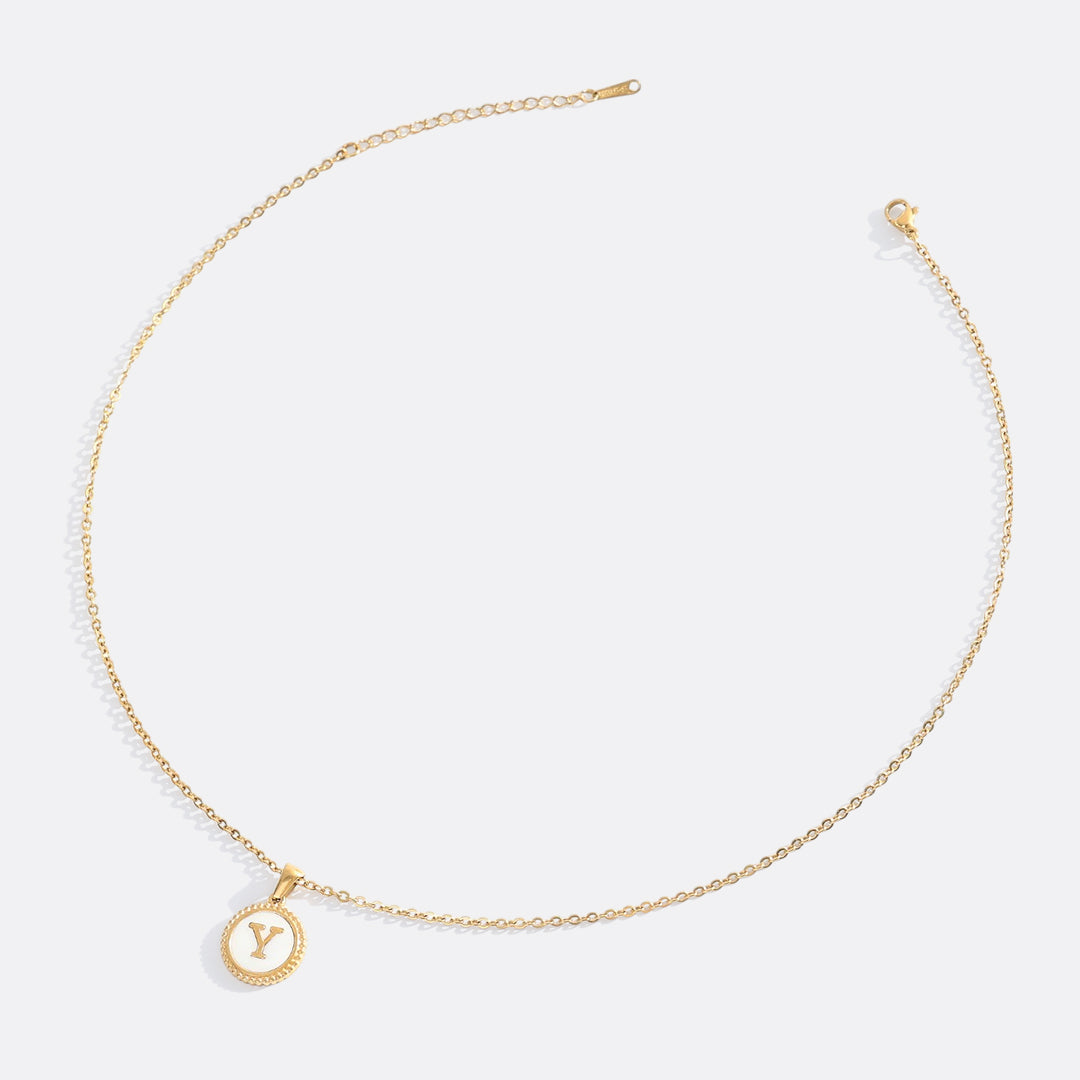 Collana con lettera a disco in madreperla con catena a maglie