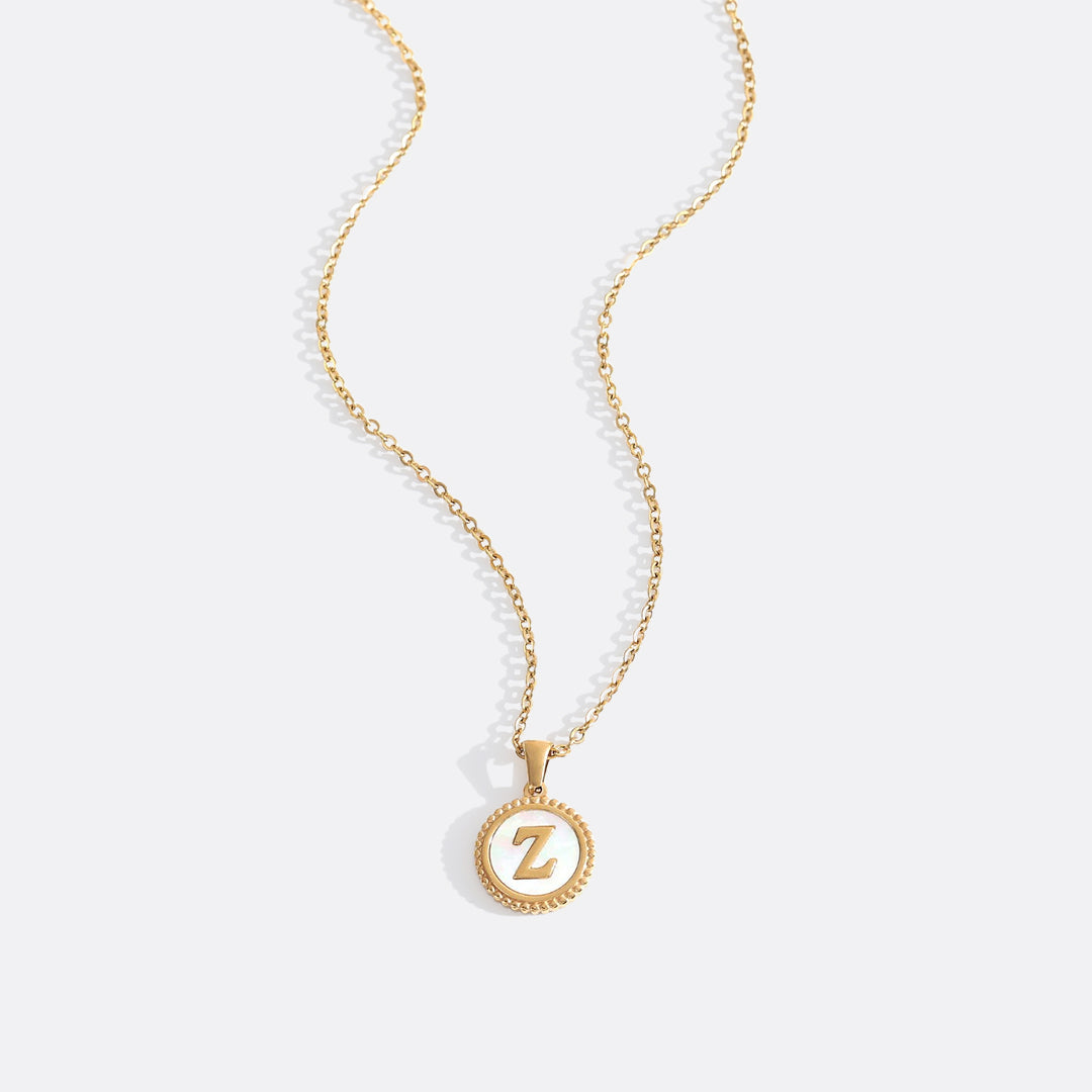 Collana con lettera a disco in madreperla con catena a maglie