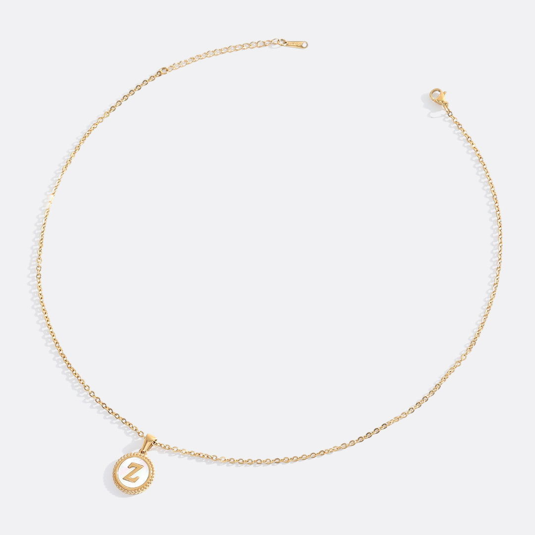 Collana con lettera a disco in madreperla con catena a maglie
