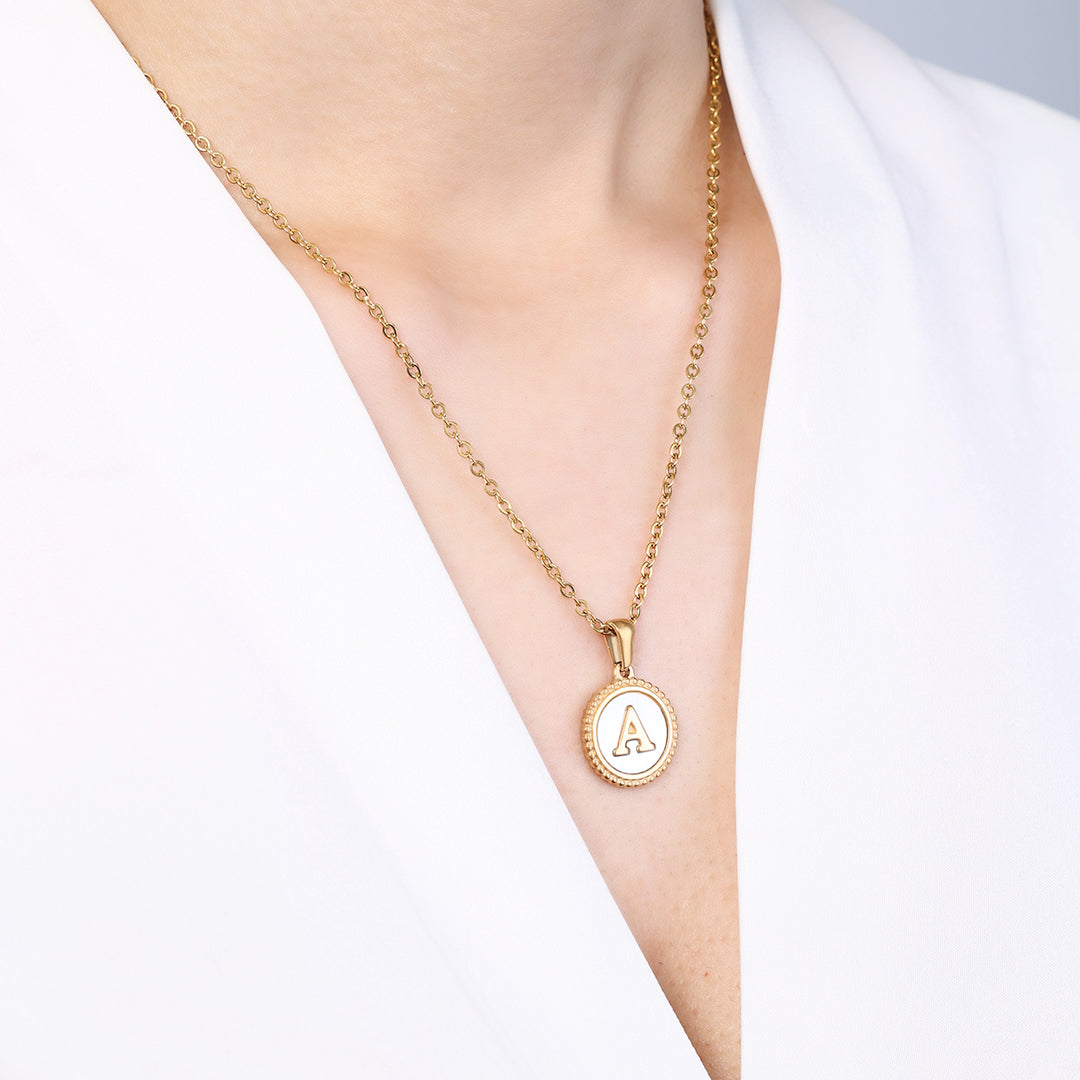 Collana con lettera a disco in madreperla con catena a maglie