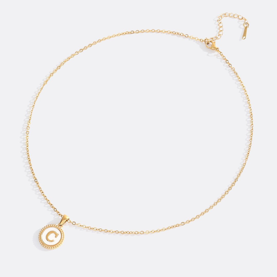 Collana con lettera a disco in madreperla con catena a maglie