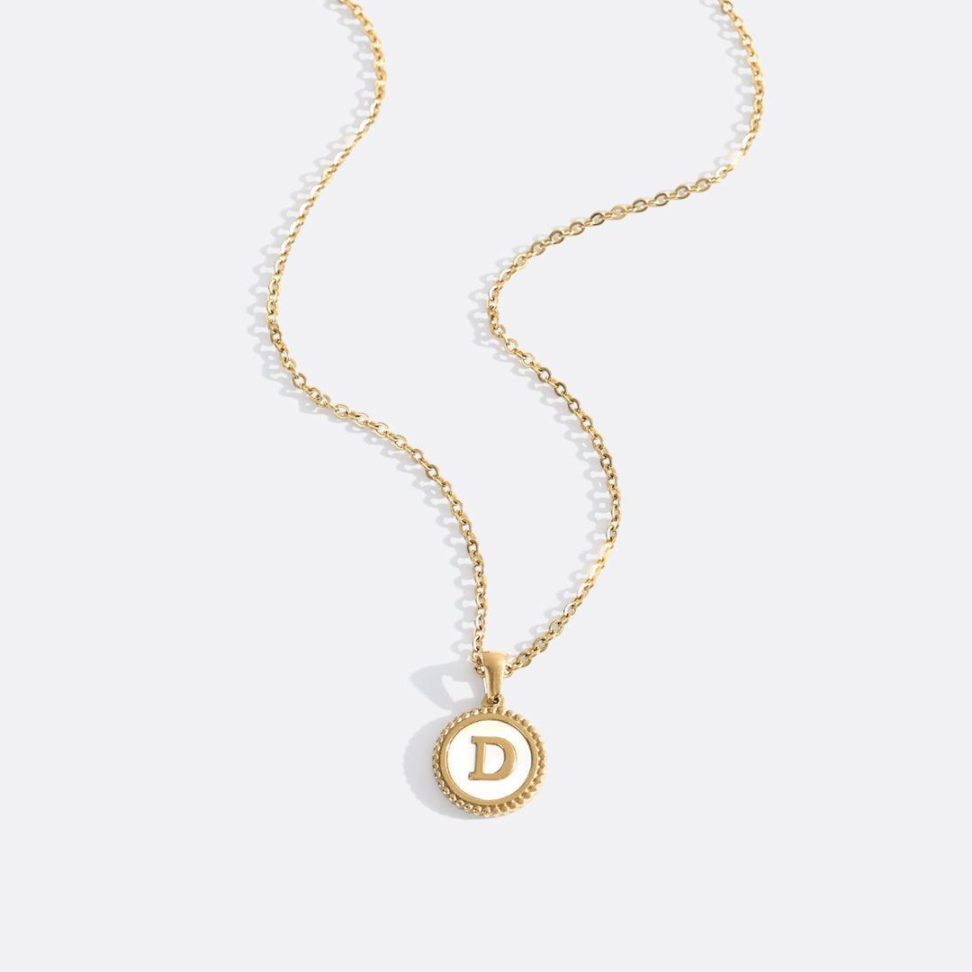 Collana con lettera a disco in madreperla con catena a maglie