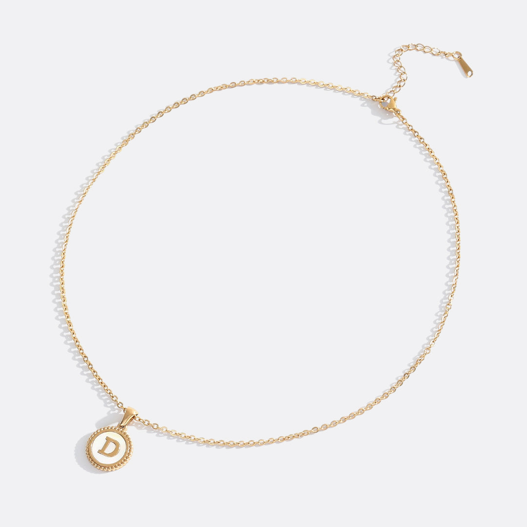 Collana con lettera a disco in madreperla con catena a maglie