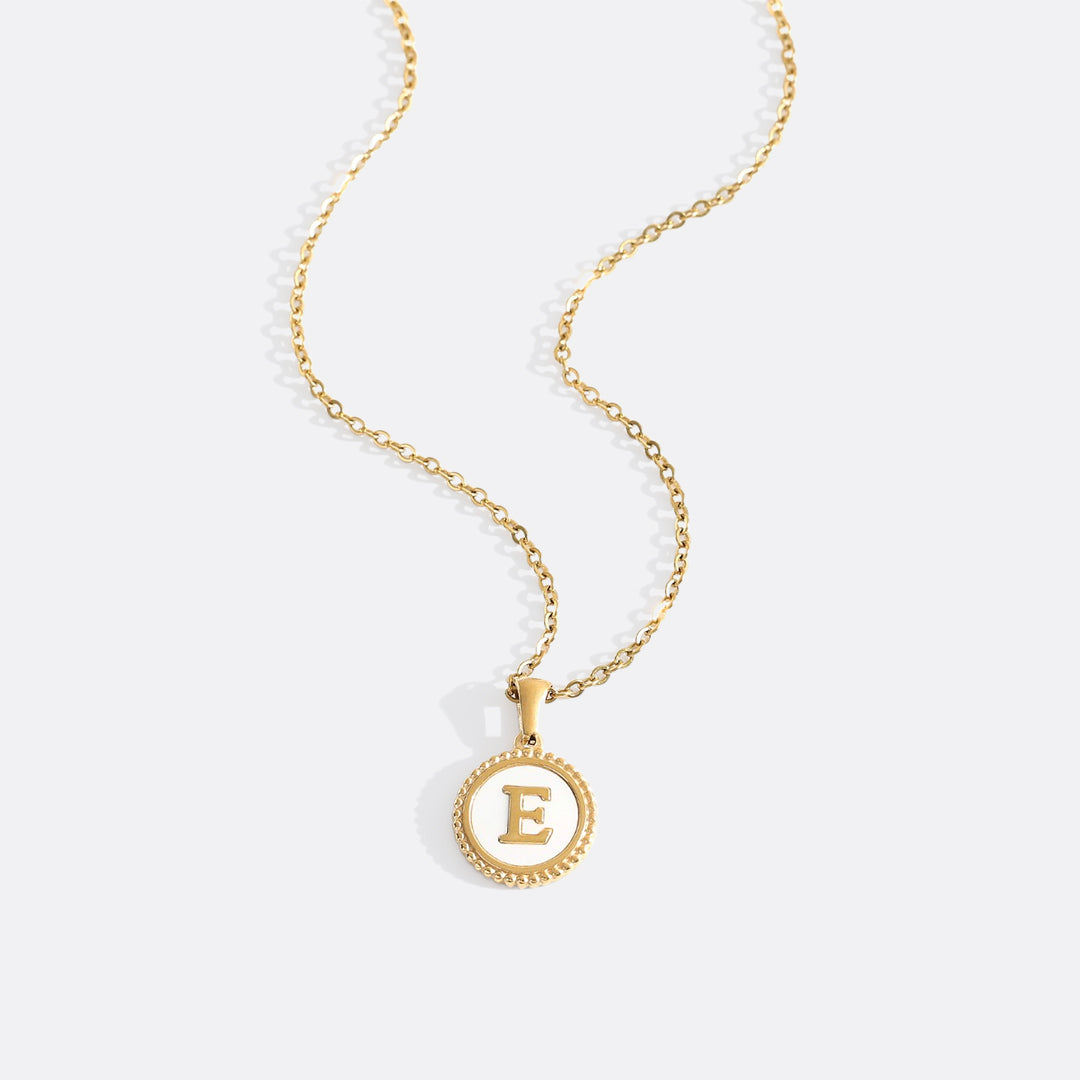 Collana con lettera a disco in madreperla con catena a maglie