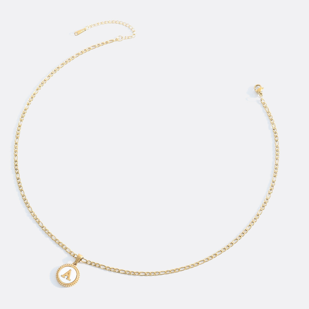 Collana con Lettera a Disco in Madreperla e Catena Figaro