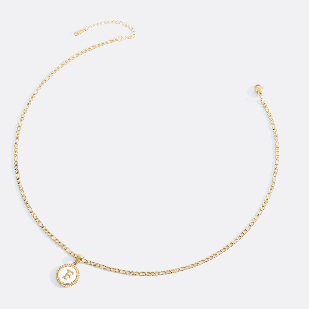 Collana con Lettera a Disco in Madreperla e Catena Figaro