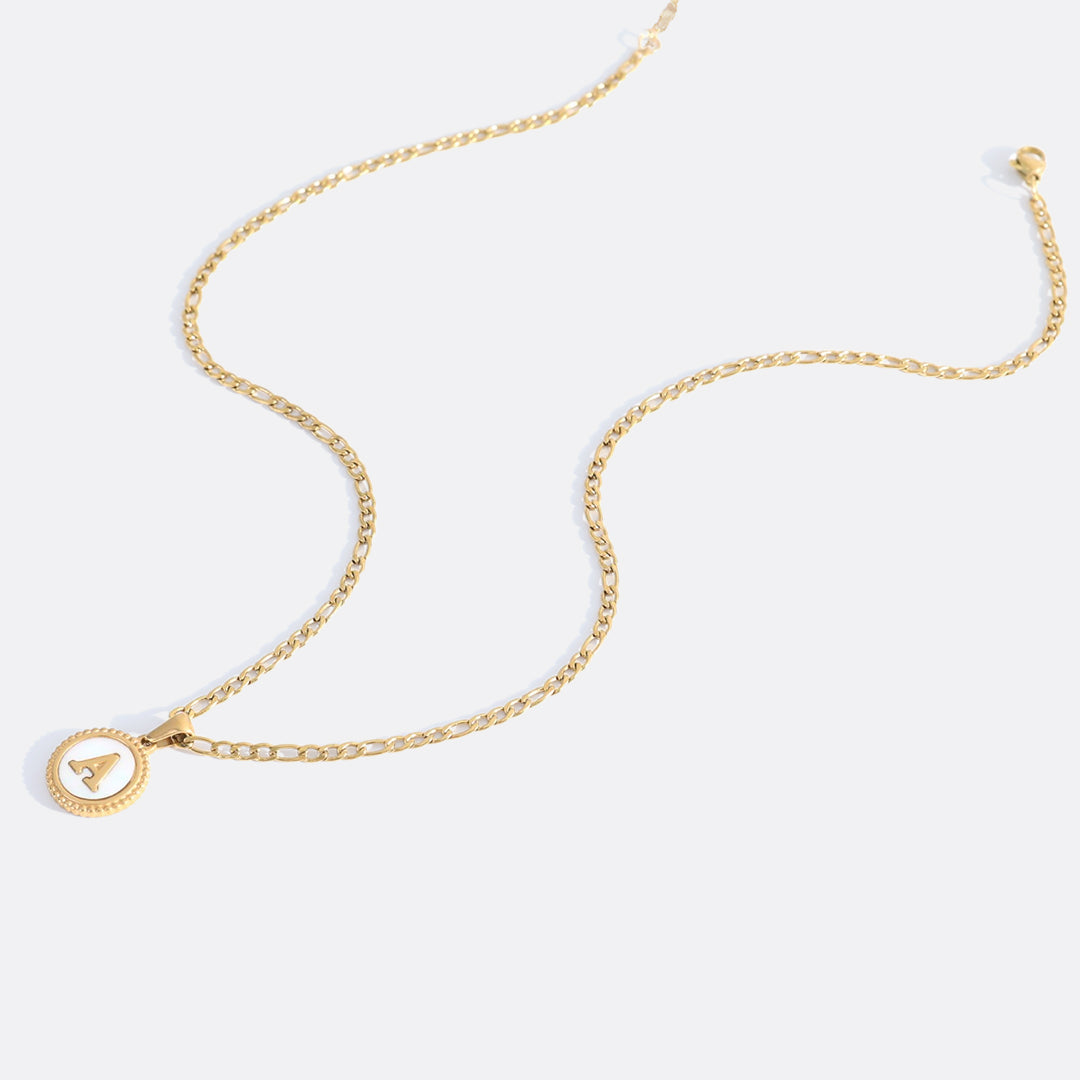 Collana con Lettera a Disco in Madreperla e Catena Figaro