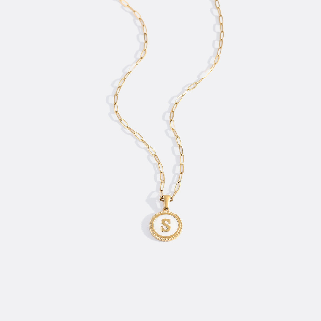 Collana con Lettera su Disco in Madreperla e Catena Paperclip