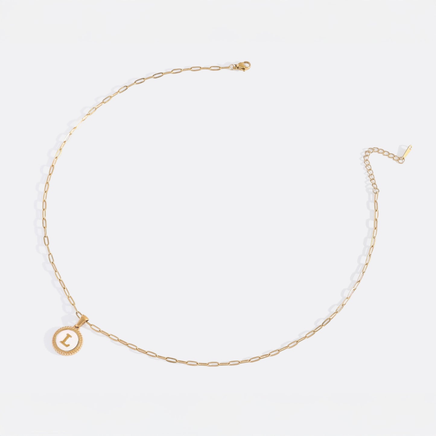 Collana con Lettera su Disco in Madreperla e Catena Paperclip