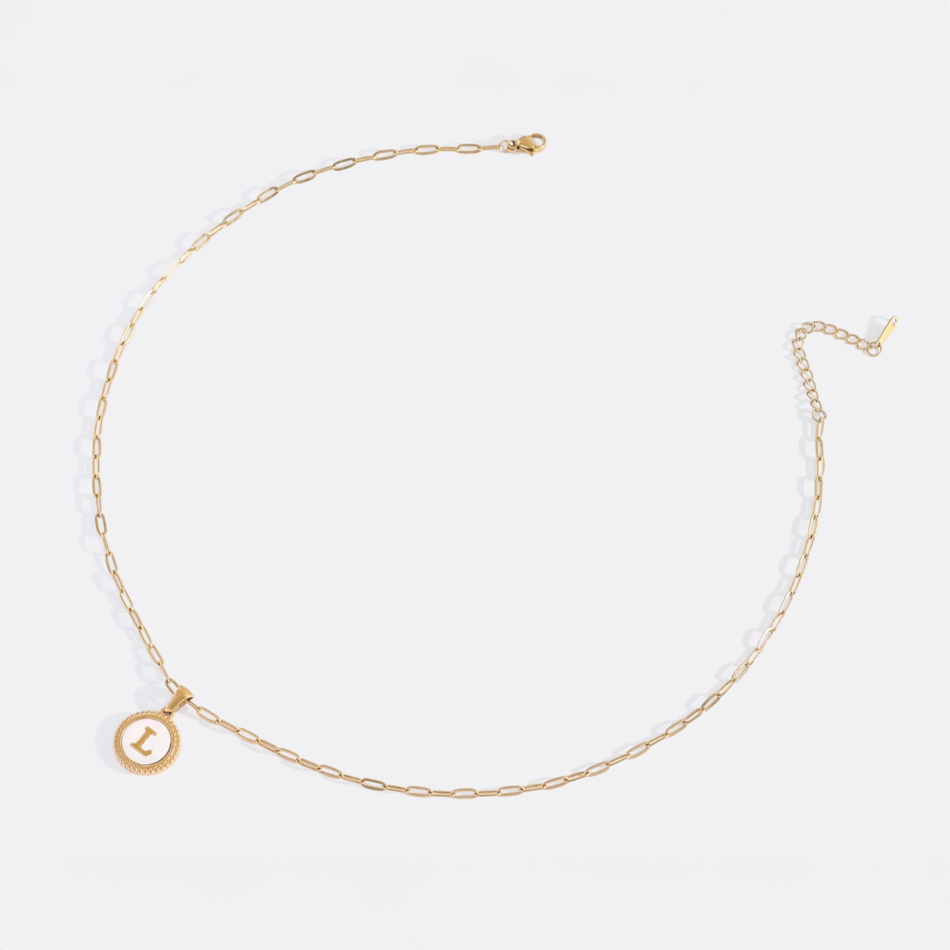 Collana con Lettera su Disco in Madreperla e Catena Paperclip