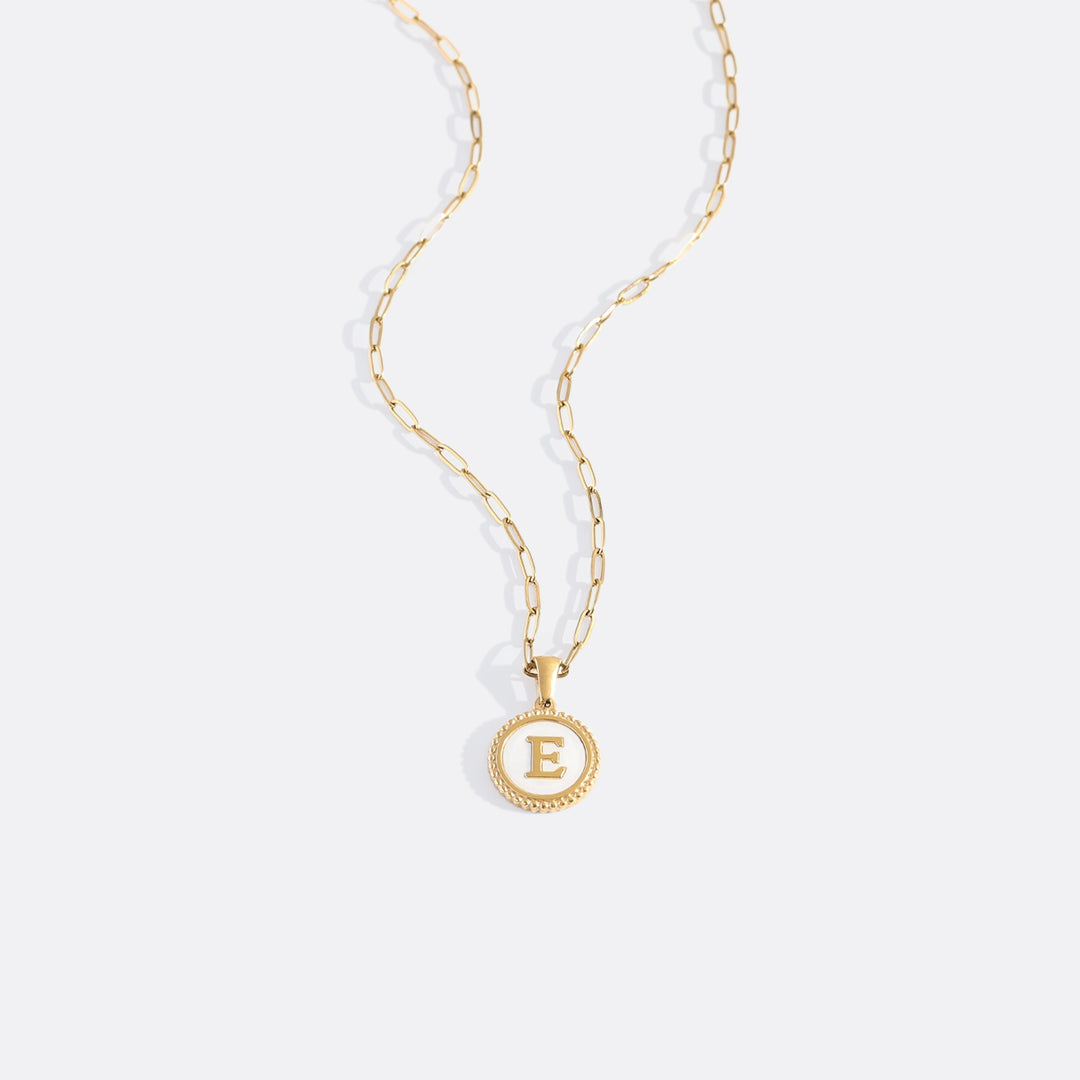 Collana con Lettera su Disco in Madreperla e Catena Paperclip