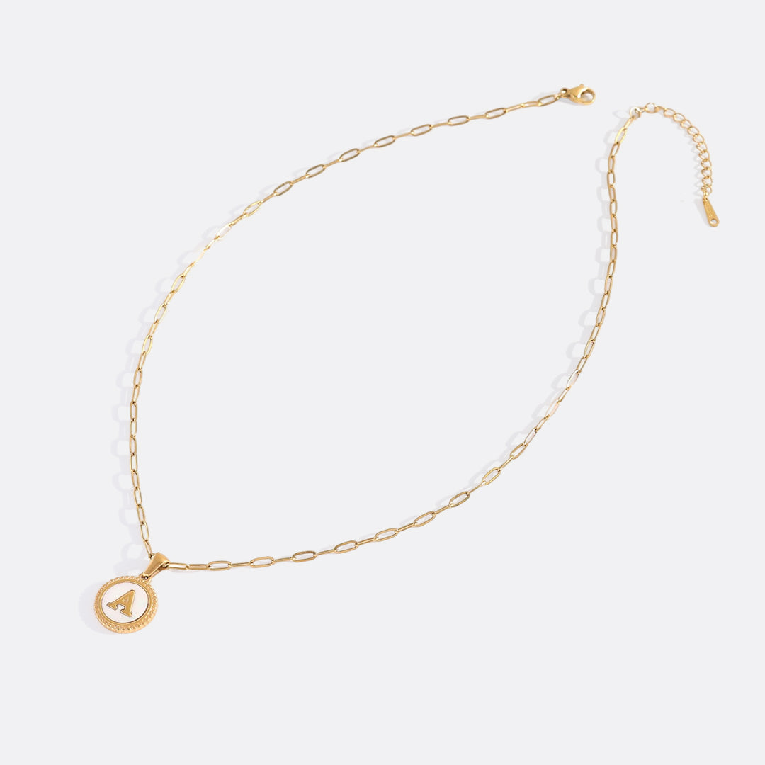 Collana con Lettera su Disco in Madreperla e Catena Paperclip