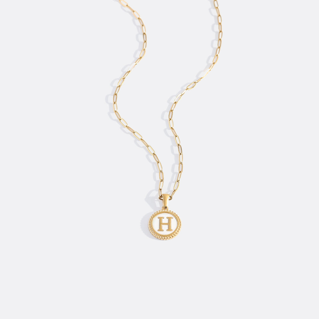 Collana con Lettera su Disco in Madreperla e Catena Paperclip