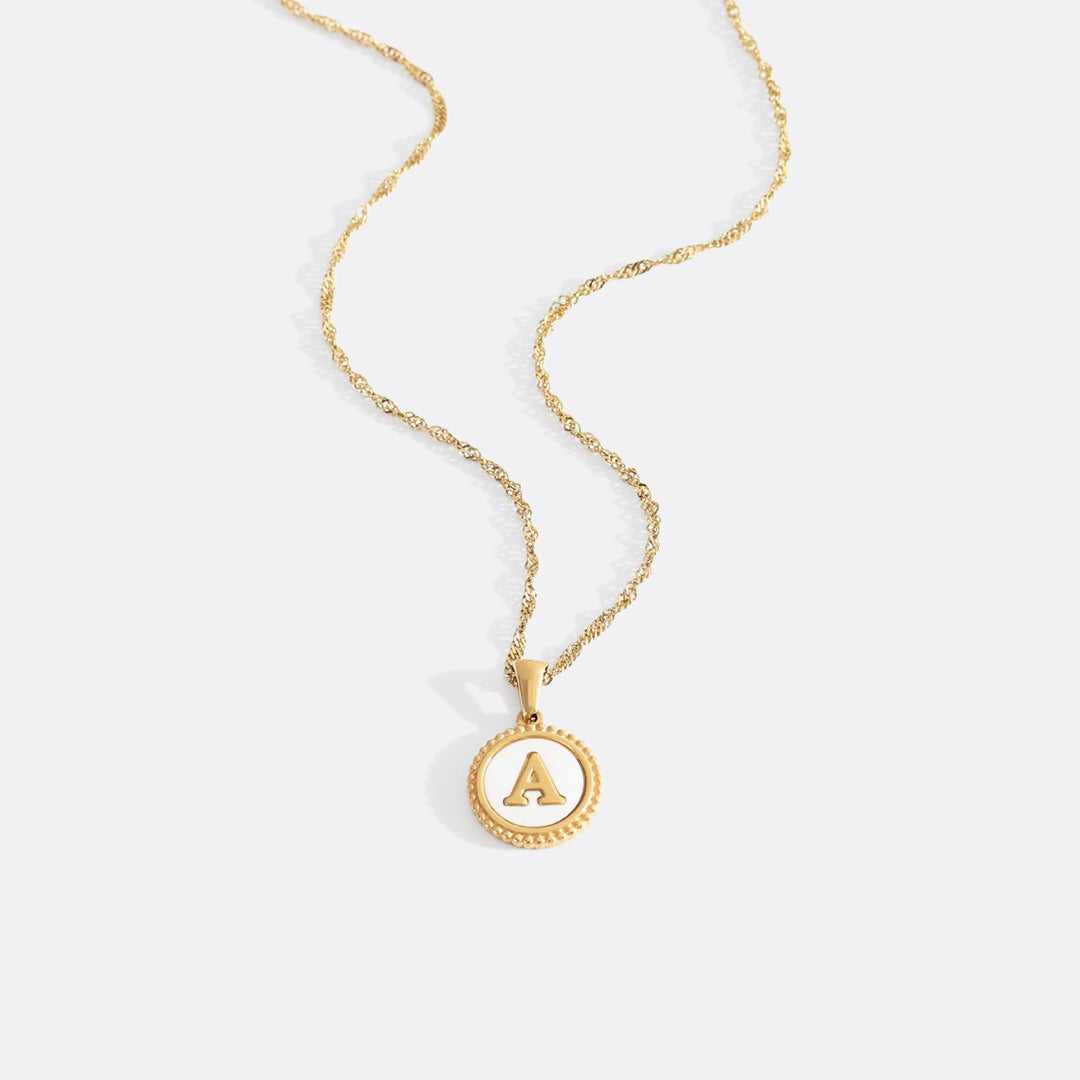 Collana con Lettera su Disco in Madreperla e Catena Ritorta