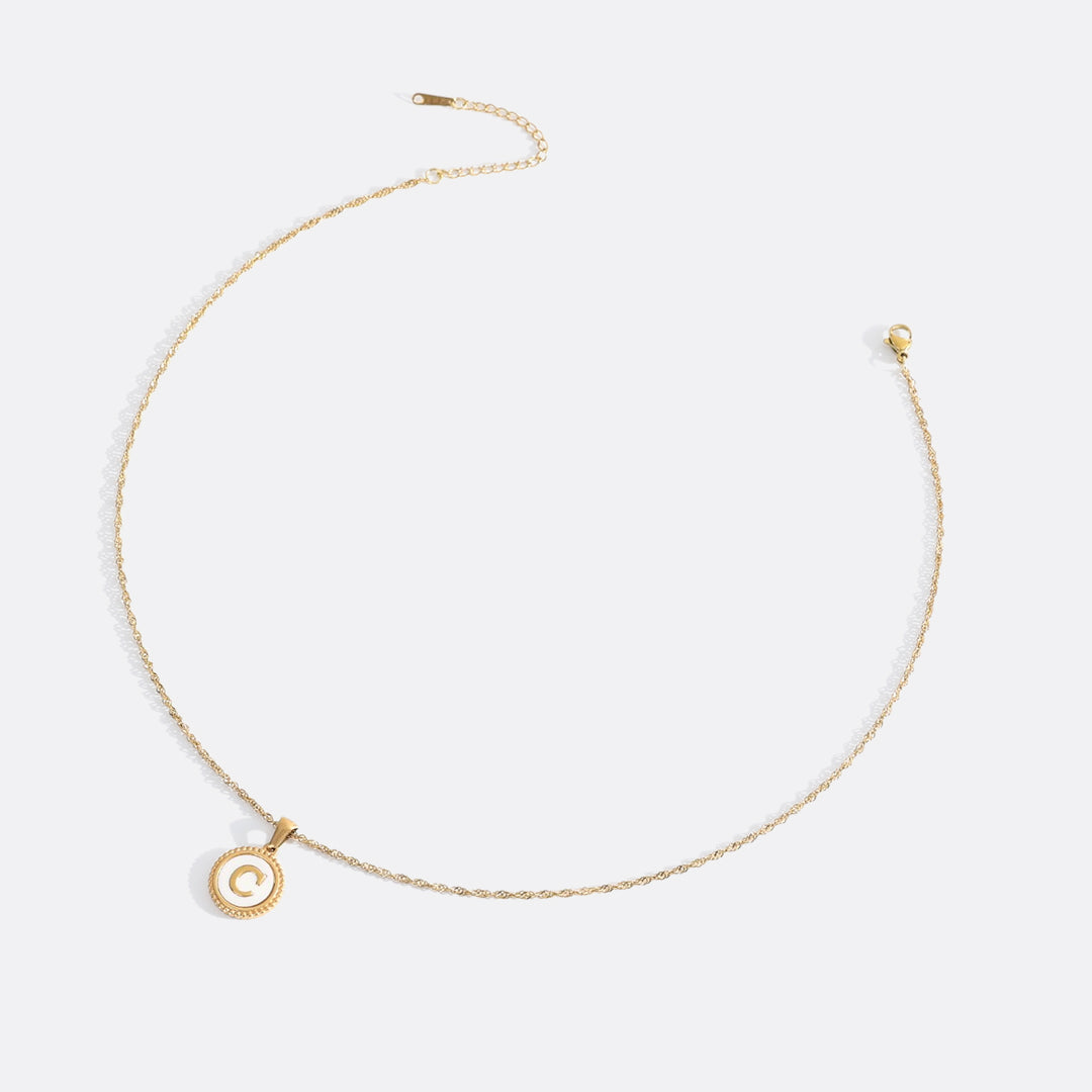 Collana con Lettera su Disco in Madreperla e Catena Ritorta