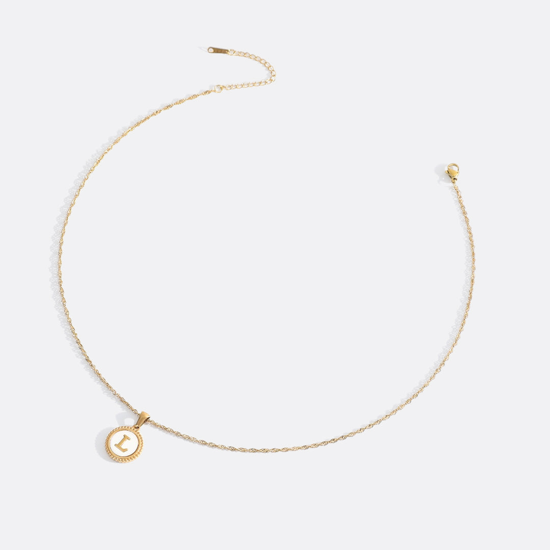 Collana con Lettera su Disco in Madreperla e Catena Ritorta