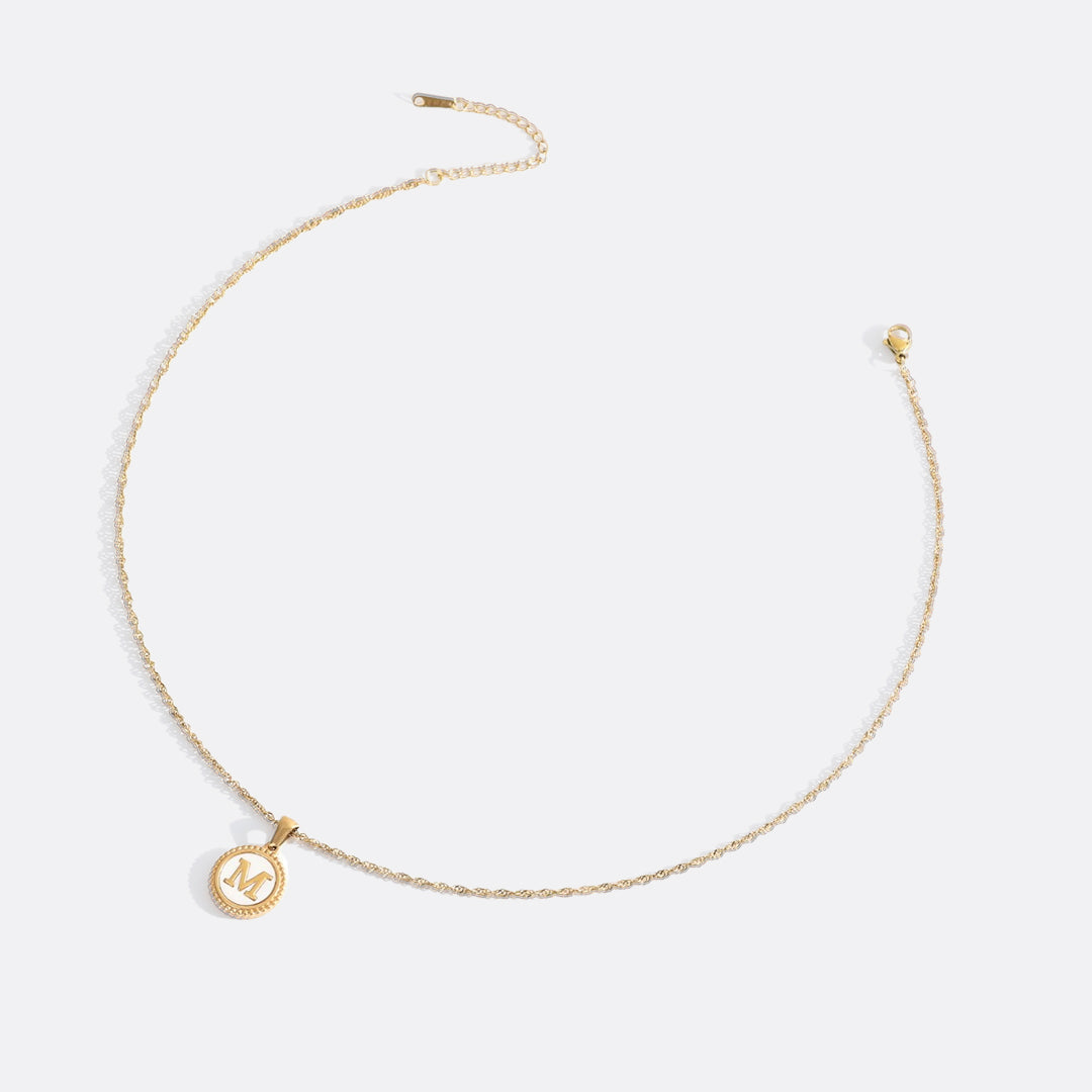 Collana con Lettera su Disco in Madreperla e Catena Ritorta