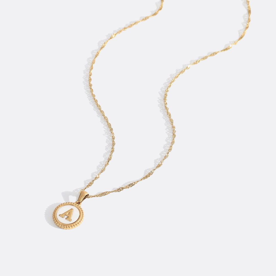 Collana con Lettera su Disco in Madreperla e Catena Ritorta