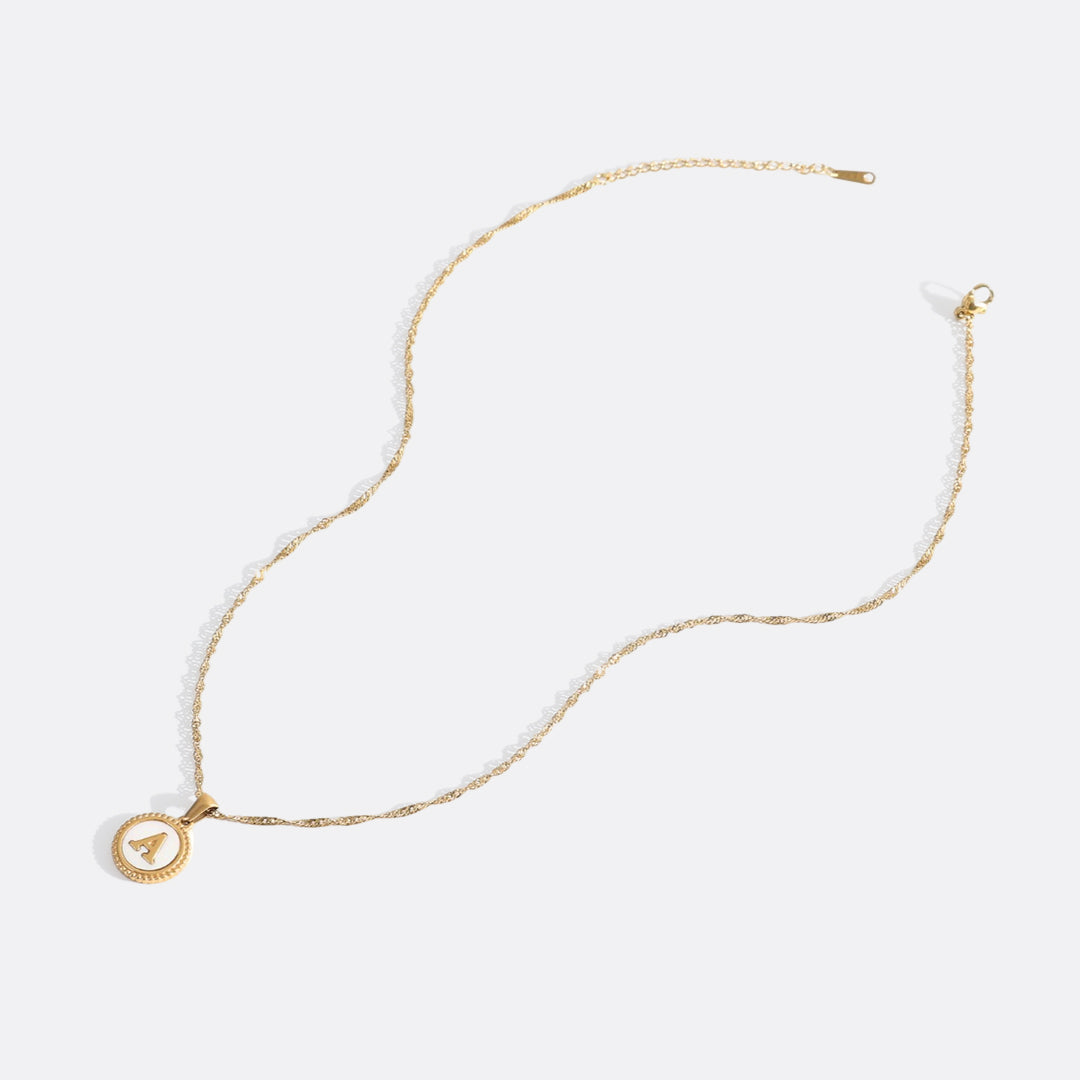Collana con Lettera su Disco in Madreperla e Catena Ritorta