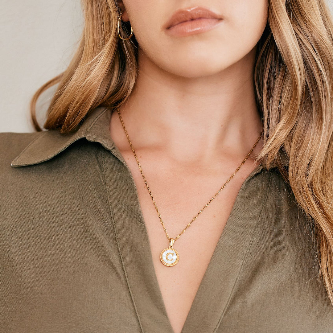 Collana con Lettera su Disco in Madreperla e Catena Ritorta