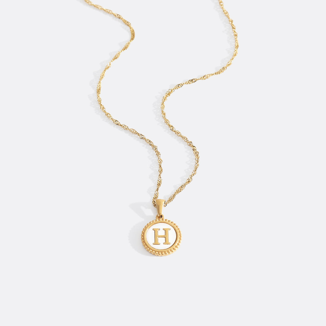 Collana con Lettera su Disco in Madreperla e Catena Ritorta