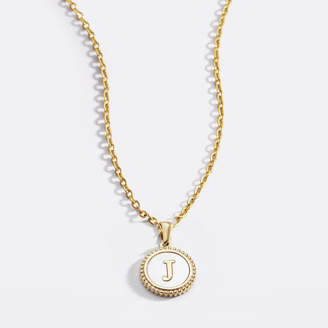 Collana con lettera a disco in madreperla con catena a maglie