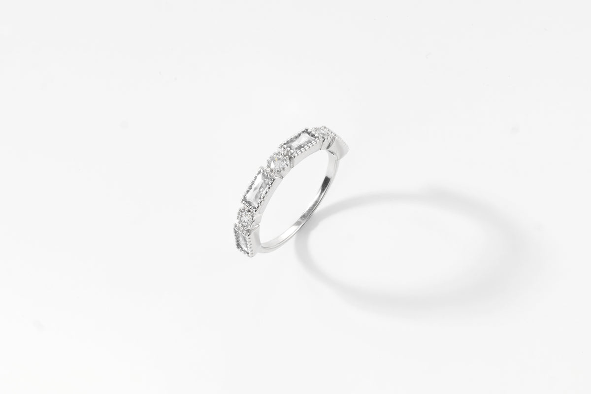 Round & Baguette Vintage Ring in 925 sterling silver, flat lay detail