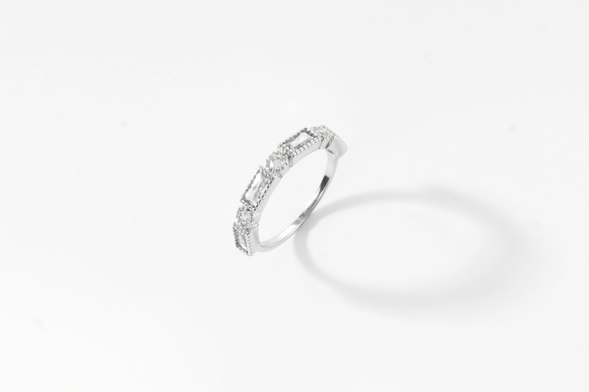 Round & Baguette Vintage Ring in 925 sterling silver, flat lay detail