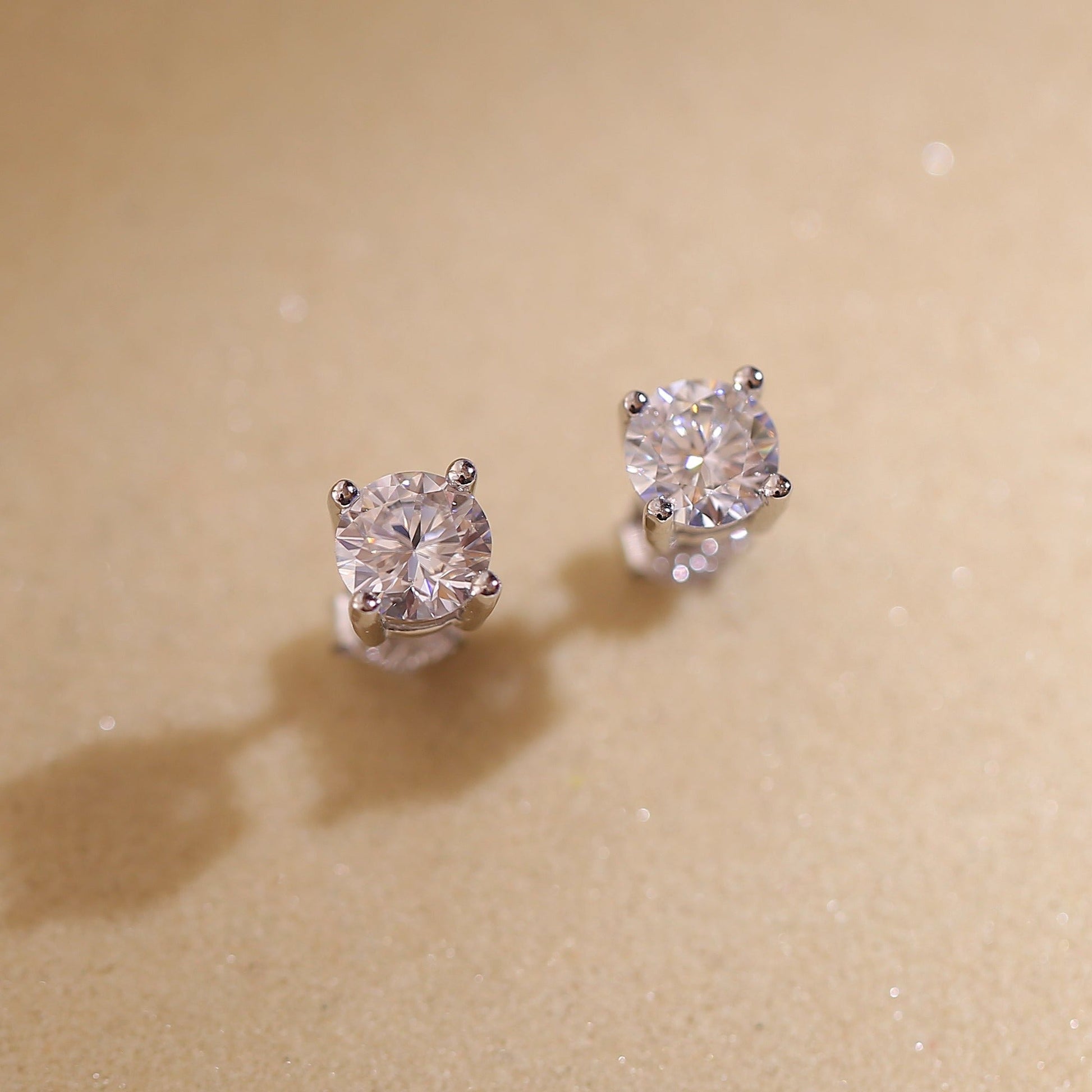 Orecchini a perno classici solitario da 4 mm