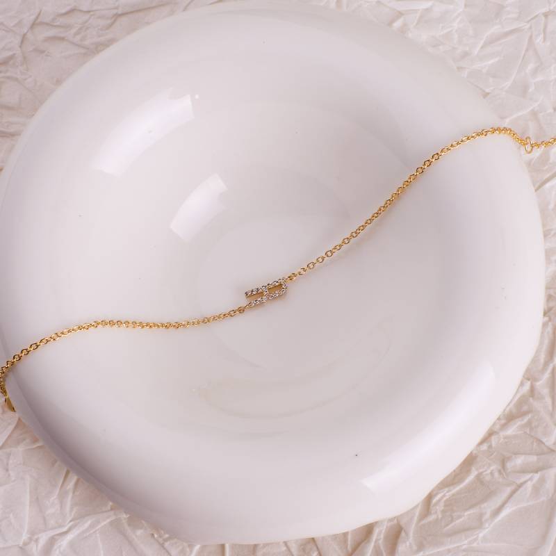 Das Skinny Diamond Initialenarmband